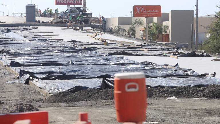 El nuevo paso vehicular superior de la avenida Pérez Escobosa comenzó en días recientes con los trabajos de colado para la pavimentación de sus rampas.
