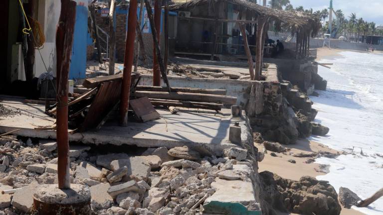 Ricardo Flores abrió en 1988 su Restaurante de mariscos “Los Gavilanes” y casi lo pierde todo por la marejada de Priscilla.