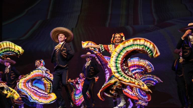 Compañías folclóricas participaron en el festival Ritmos de paz y bailaron por la unidad de Sinaloa.