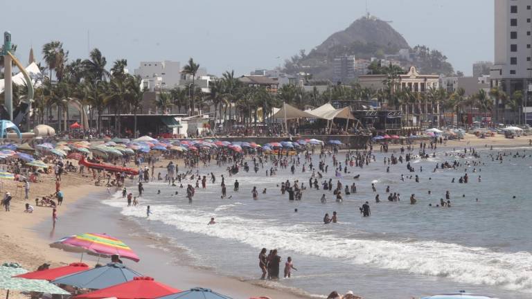 Miles de personas disfrutaron del sol y el mar en las playas de Mazatlán este Domingo de Pascua.