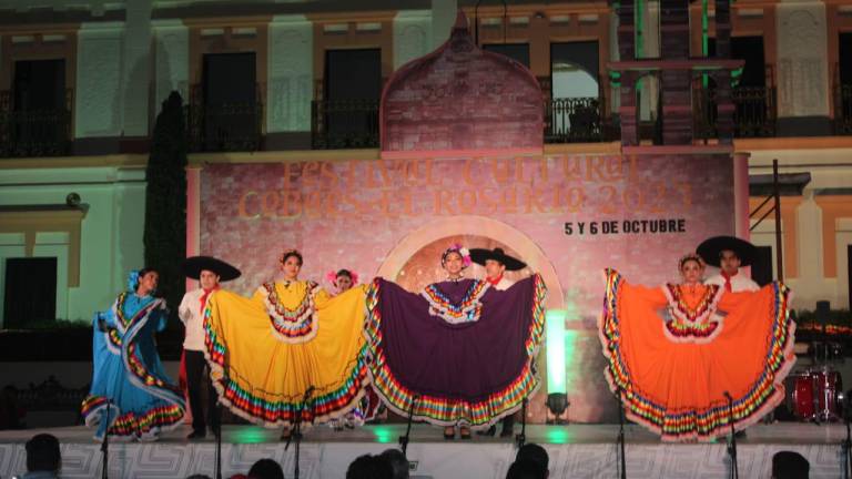 El folclor y los bailes modernos se realizaron en la explanada municipal.