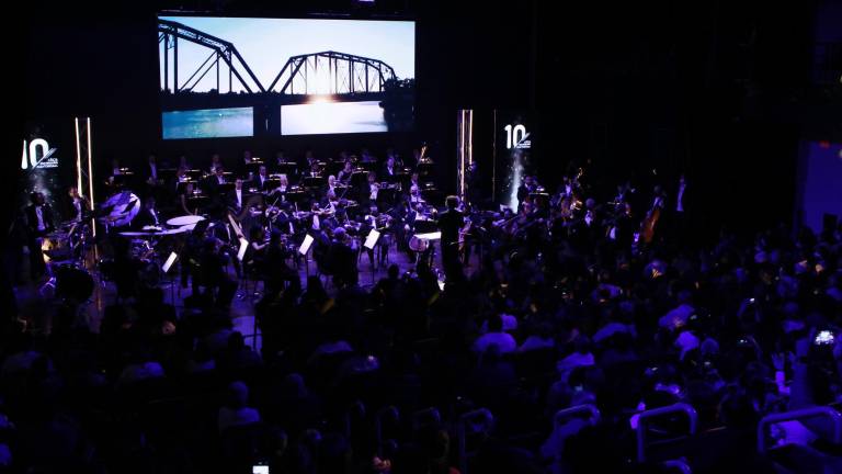 La Orquesta Sinfónica Sinaloa de las Artes, bajo la dirección de Miguel Salmón del Real, brindó una mágica velada por el décimo aniversario del Auditorio MIA.