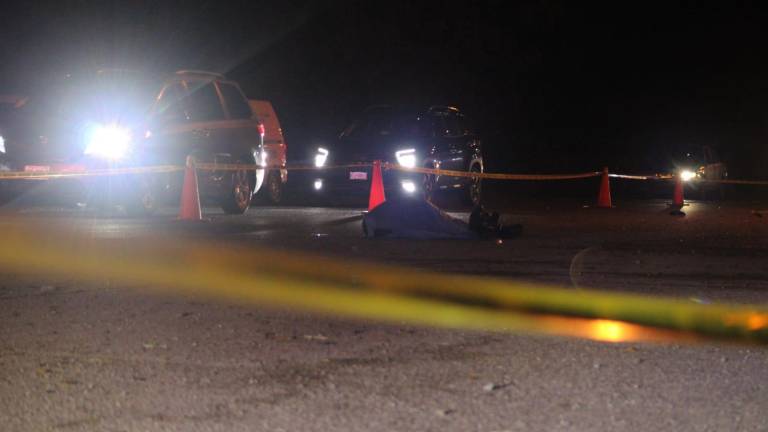 Autoridades acordonaron la zona del accidente sobre la carretera Culiacán-Navolato, donde un motociclista perdió la vida.