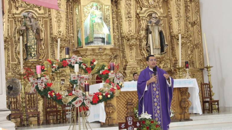 El vicario Alberto Ortega encabezó el encendido de la segunda vela de la corona de Adviento.