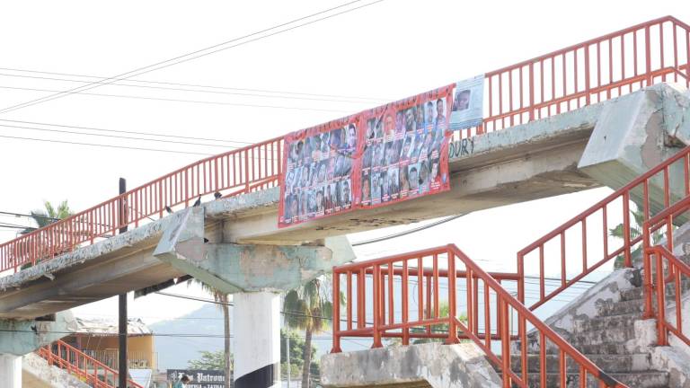 Mantas colocadas de personas desaparecidas en puentes peatonales fueron retiradas en Mazatlán.