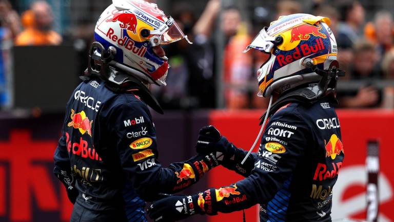 Max Verstappen y Sergio “Checo” Pérez, tras culminar en primer y tercer lugar, respectivamente,.