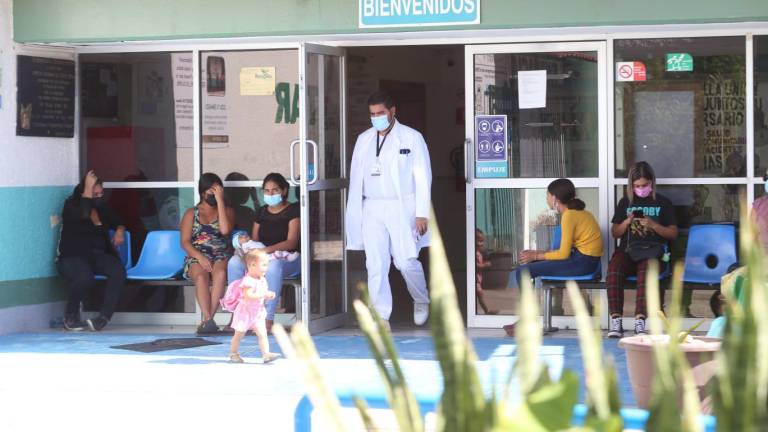 La mujer que dio a luz en un camión en Villa Unión se encuentra con buena salud, al igual que su bebé: IMSS