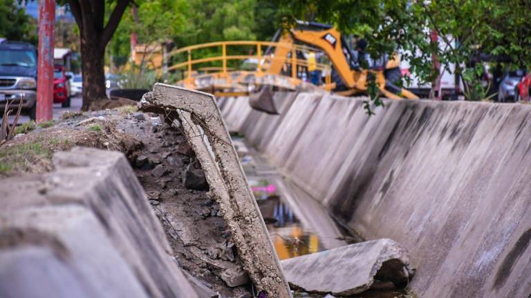 Los vecinos del Infonavit Alarcón presenciaron el arranque de construcción de revestimiento de canal y banqueta en canal pluvial de Avenida Delfín.
