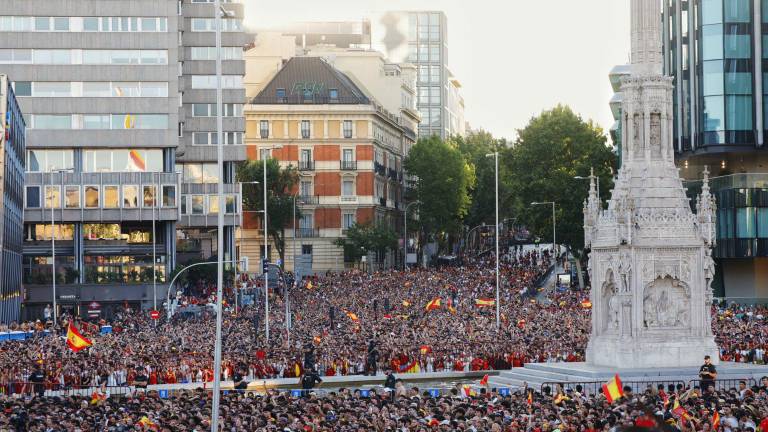 Aficionados españoles prácticamente abarrotaron las calles por donde desfilarán los campeones del Mundo.