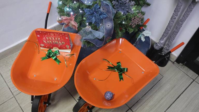 Las carretillas de juguete se integran a los regalos que serán entregados durante el Día de Reyes como parte de la campaña “Sé un Rey Mago”.