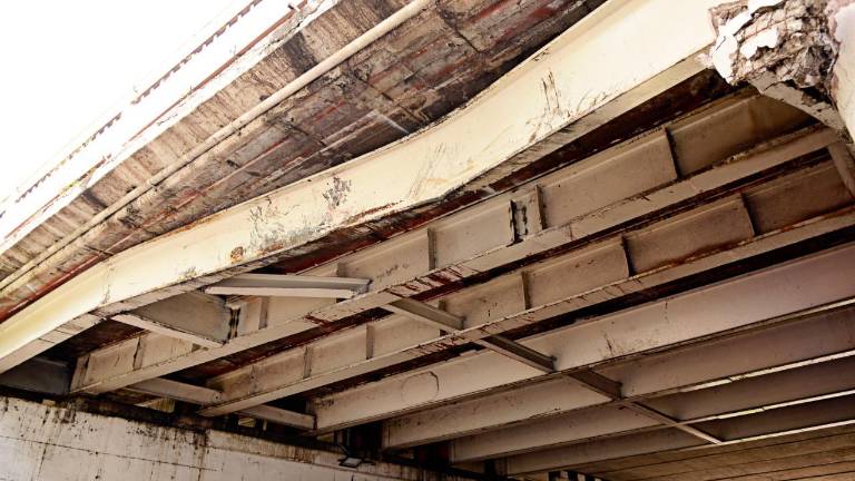 Una viga del Puente Miguel Hidalgo está torcida.