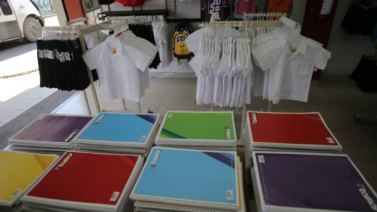 Útiles escolares y uniformes escolares.
