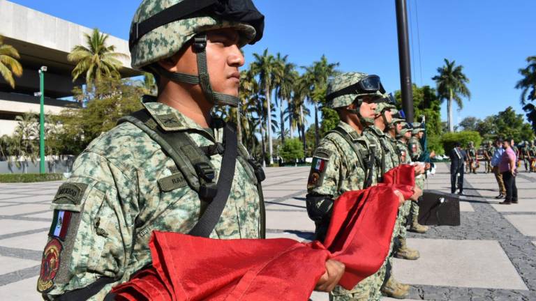 Servidores públicos y militares rindieron honores a la Bandera en conmemoración del 103 aniversario luctuoso de Venustiano Carranza.