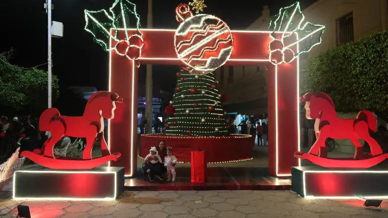 La Plazuela Municipal “Miguel Hidalgo” ya luce su árbol navideño.