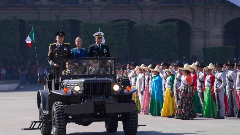 La Presidenta de México Claudia Sheinbaum Pardo en el desfile de la Revolución Mexicana en el Zócalo de la Ciudad de México.
