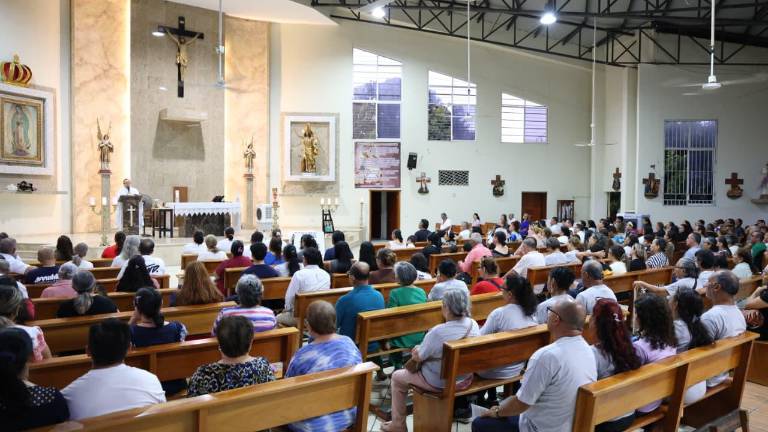 Familiares acudieron a la Parroquia del Divino Redentor para pedir por el descanso eterno de quienes fallecieron aquella noche.