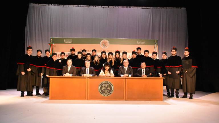 24 alumnos de la Escuela Libre de Derecho reciben su grado académico como maestros.