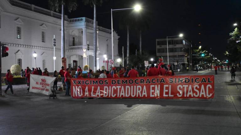 Trabajadores sindicalizados del Ayuntamiento de Culiacán tomaron la Avenida Obregón.