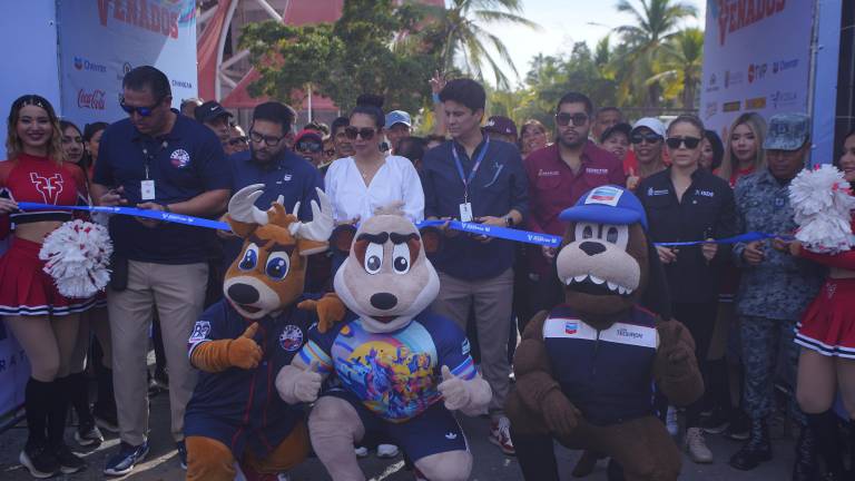 Autoridades dieron el corte de listón en el estadio Teodoro Mariscal.