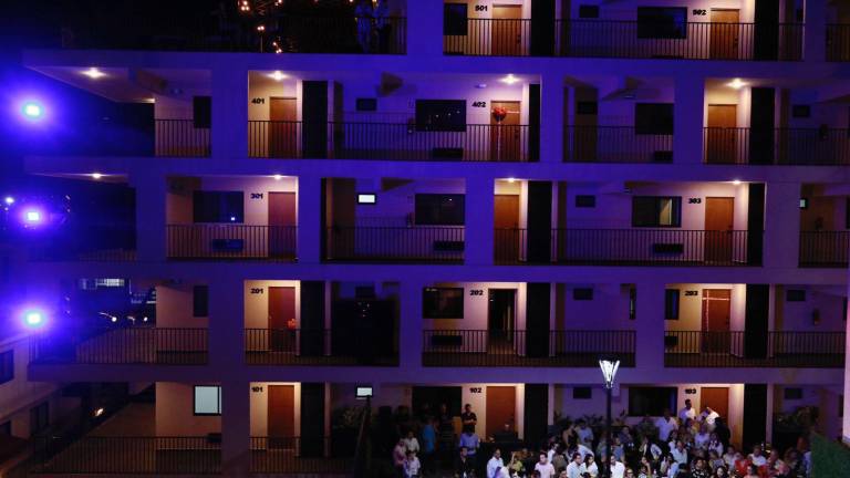 El desarrollo inmobiliario cuenta con 58 departamentos equipados que cuenta con áreas como coworking/social room, terraza central y roof garden.