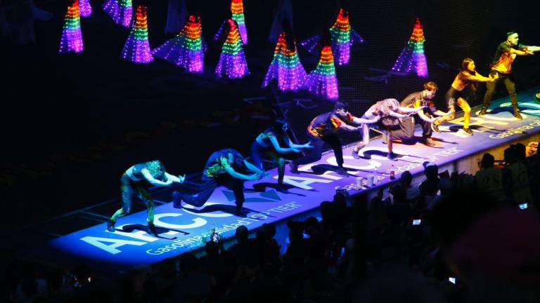 Con música, danza, luces, pirotecnia y mucho talento local, dio inicio la temporada de beisbol 2023-2024 en Culiacán.