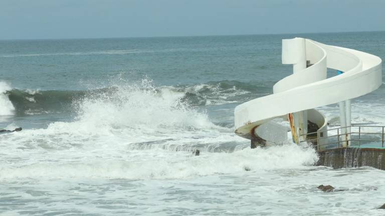 El fuerte oleaje cubre la Carpa Oliveira y revienta también contra los muros del malecón de Mazatlán.