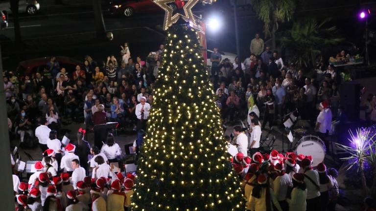 El árbol navideño luce ya en todo su esplendor en el Centro Cultural Genaro Estrada.