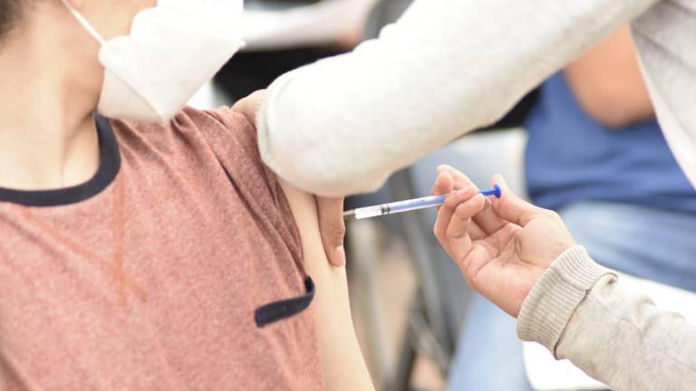 Actualmente, se vacuna a jóvenes de 15 a 17 años sin comorbilidades, y menores de 12 a 17 con alguna enfermedad inmunosupresora, también a los menores de 15 que tienen amparos a su favor.