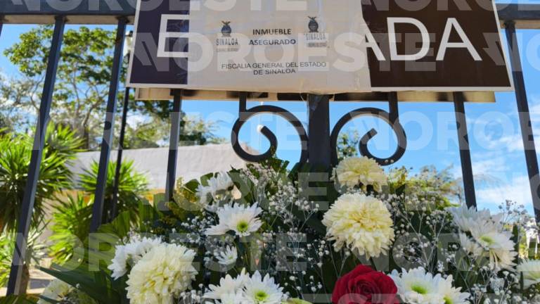 Sello de clausura de la Fiscalía de Sinaloa en residencial de Concordia donde fueron privados de la libertad trabajadores mineros.