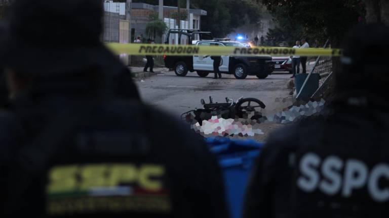 Elementos de seguridad acordonaron la zona tras el ataque a balazos registrado en la comisaría de Bellavista, en Culiacán.