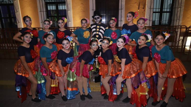 La comparsa de Danza Asís de la profesora Celia Noriega puso el ambiente en el recorrido.