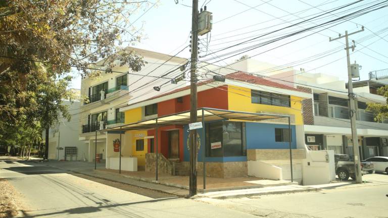 Vecinos del Fraccionamiento Gaviotas se manifiestan en contra de la instalación de una marisquería.