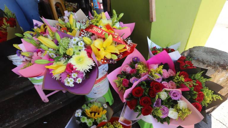 El mercado cuenta con variedad de ramos y de precios.