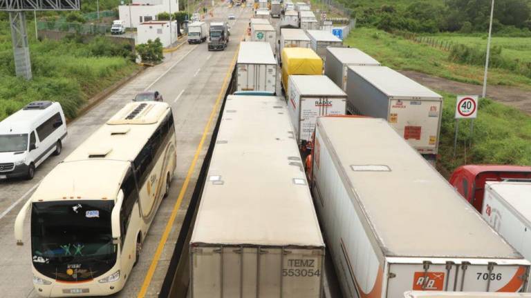 Autopista Mazatlán-Culiacán sigue cerrada, al igual que la libre