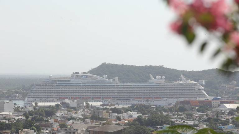 Llega a Mazatlán el crucero turístico Royal Princess.