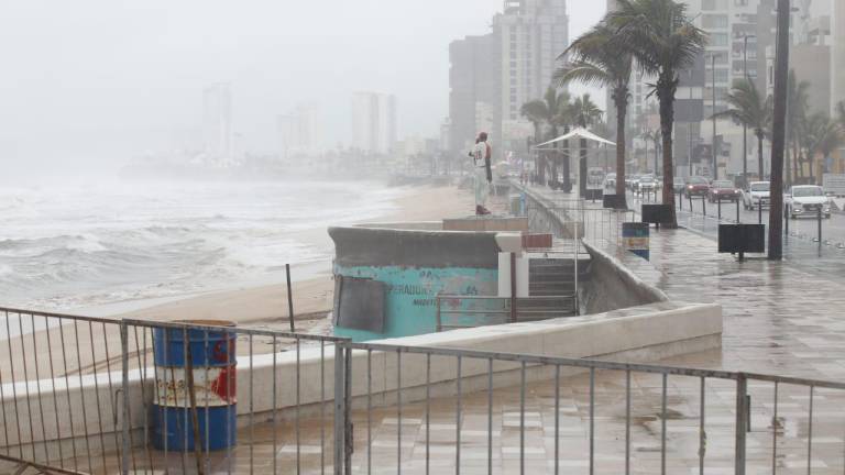 Las lluvias provocadas por la tormenta Enrique paralizan a Mazatlán