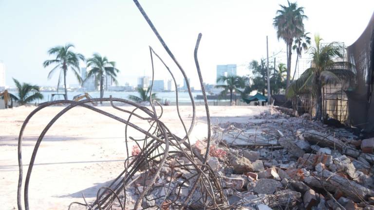 Escombros y varillas, lo que quedó de la Casa del Marino en Mazatlán