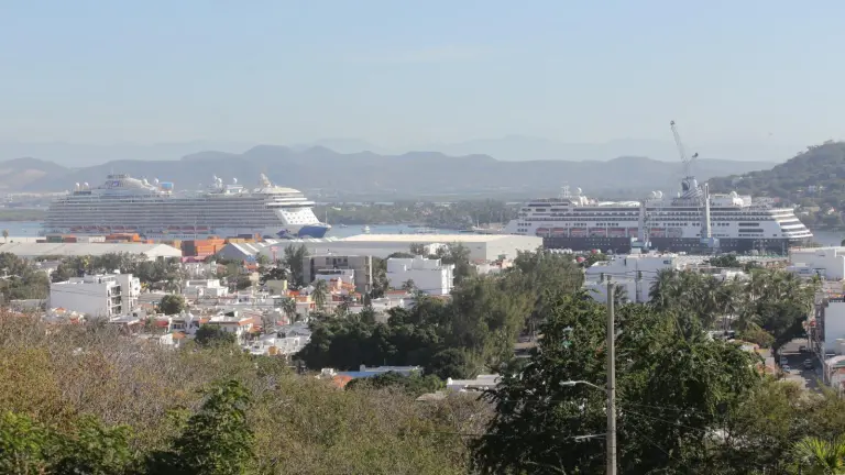 El puerto recibió dos cruceros turísticos este sábado: Royal Princess y Zaandam.