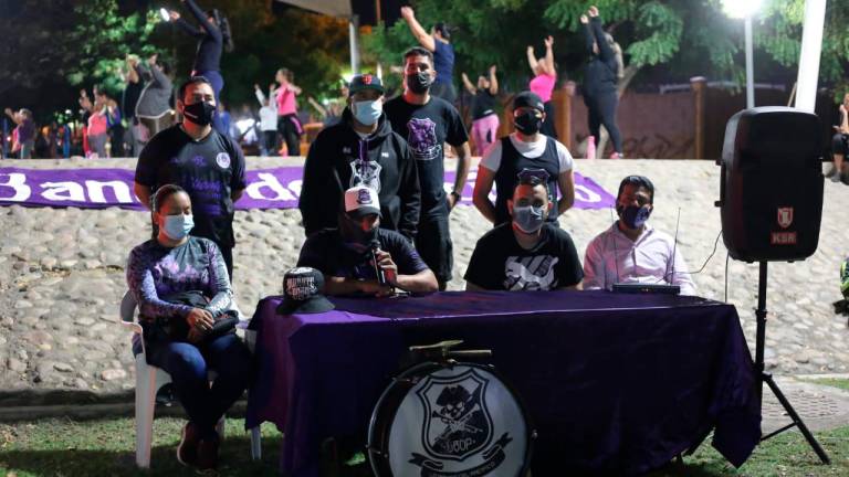 La porra Banda del Pacífico, que apoya al equipo de futbol Mazatlán FC, pide a la Policía Municipal que no cometan abusos y agresiones contra los barristas que acatan las medidas del estadio.