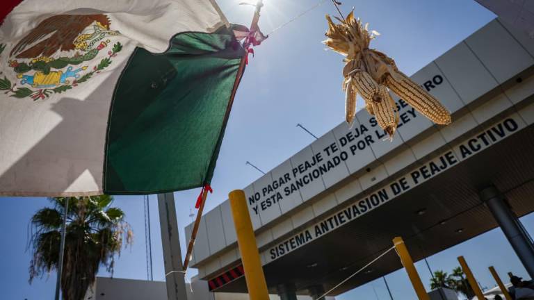 Productores agrícola mantienen tomada la caseta de cobro de El Pisal, en Navolato.