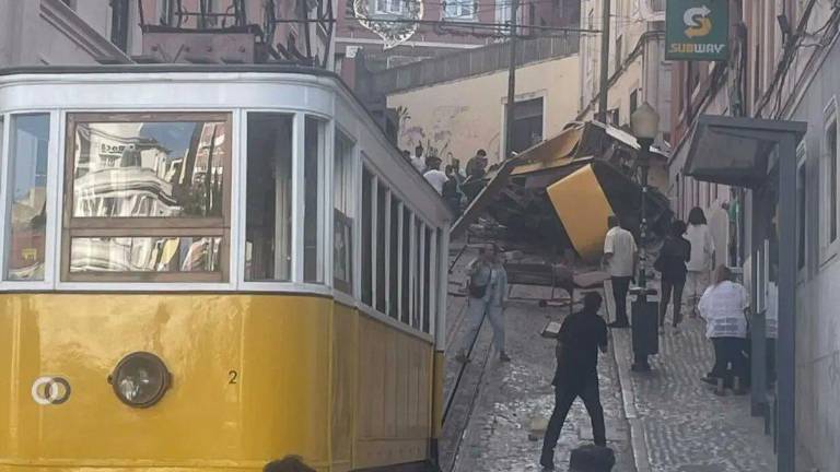 El tren perdió vía y bajó a gran velocidad hasta estrellarse contra un edificio.