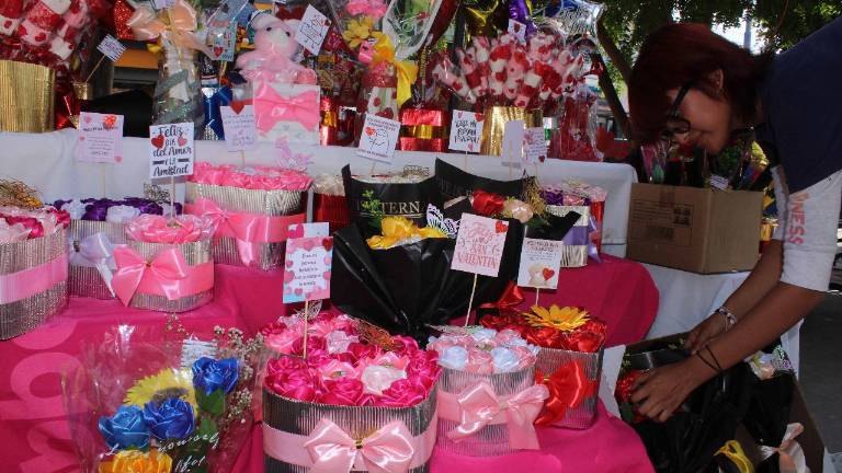 Verónica teje flores con estambre y Camila lo hace con listón.