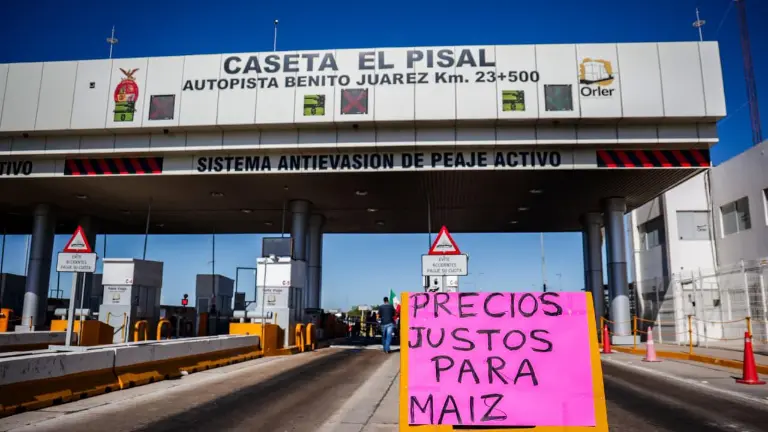 Protesta de campesinos en una de las caseta de peaje en Sinaloa.