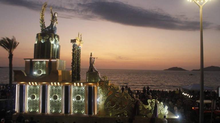 El primer desfile del Carnaval de Mazatlán 2023 inició ante miles de personas en el paseo costero.