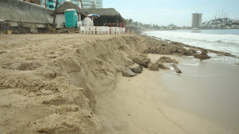 El fuerte oleaje se ha llevado parte de la arena en la playa y en algunos lugares se ven ahora las puras rocas.