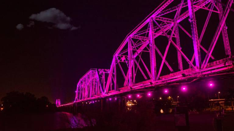 El Puente Negro fue iluminado de rosa.