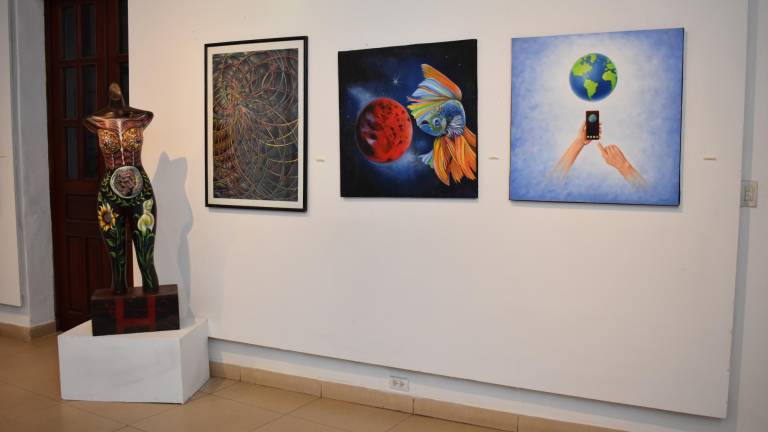 La muestra incluye obras de 70 artistas.