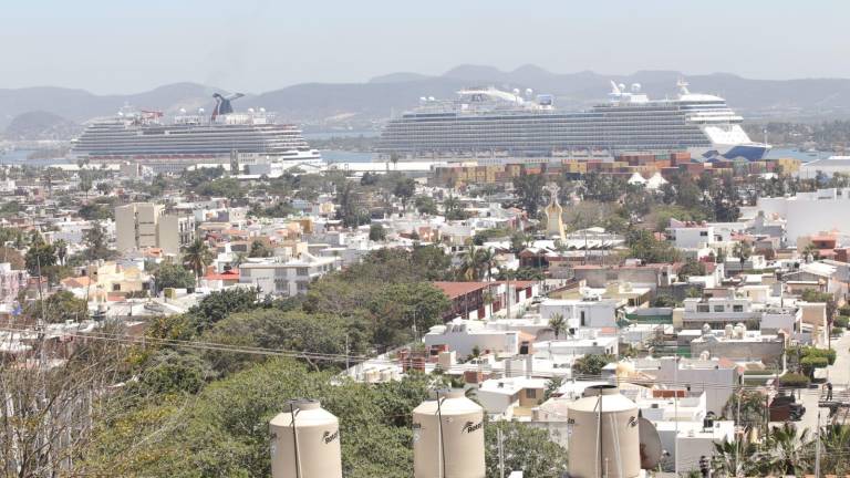 Este miércoles arribaron a Mazatlán el Discovery Princces y el Carnival Panorama.