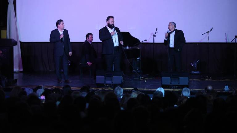 Carlos Zapién, Jorge Echeagaray y Óscar Gómez, acompañados por el pianista José Miguel Rivera y el Mariachi Occidental de Mazatlán.