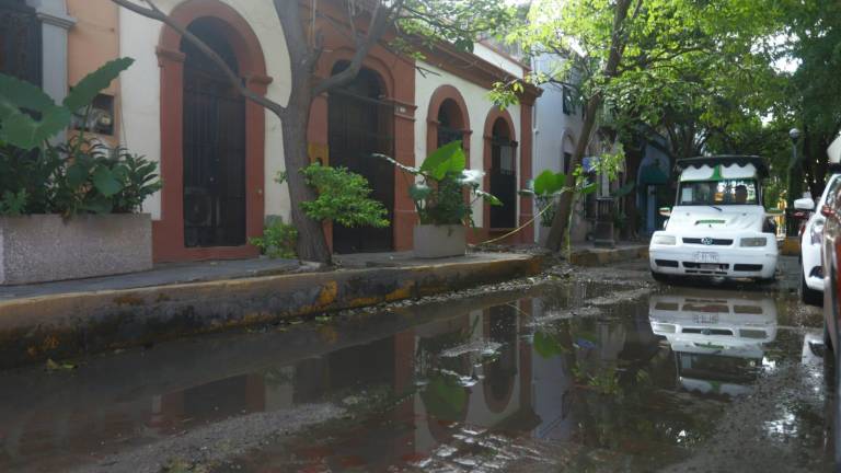 El crucero de las calles Heriberto Frías y Mariano Escobedo la zona permanece con agua estancada.